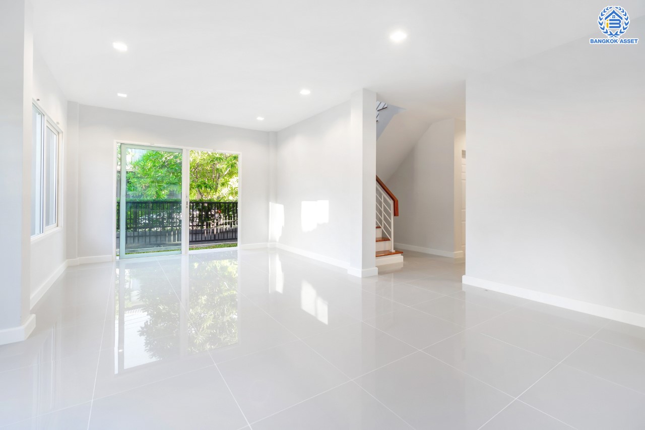 บ้านมือสองตกแต่งใหม่ แบรนด์ AP ม.เดอะซิตี้ ราชพฤกษ์ ตกแต่งหรูหราสไตล์ Modern บนเนื้อที่ 51.6 ตร.ว. ฟังก์ชันจัดเต็ม 4 ห้องนอน 3 ห้องน้ำ 2 ที่จอดรถ พร้อมรองรับครอบครัวขยาย เชื่อมต่อหลายเส้นทางทั้ง ถ.ราชพฤกษ์ ,ถ.รัตนาธิเบศร์ และถ.กาญจนาภิเษก และเพียง 5 นาทีถึงรถไฟฟ้า "สถานีบางพลู"